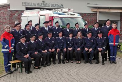 FFW Brunsmark Mannschaftsbild vor TSF-W und Gemeindehaus